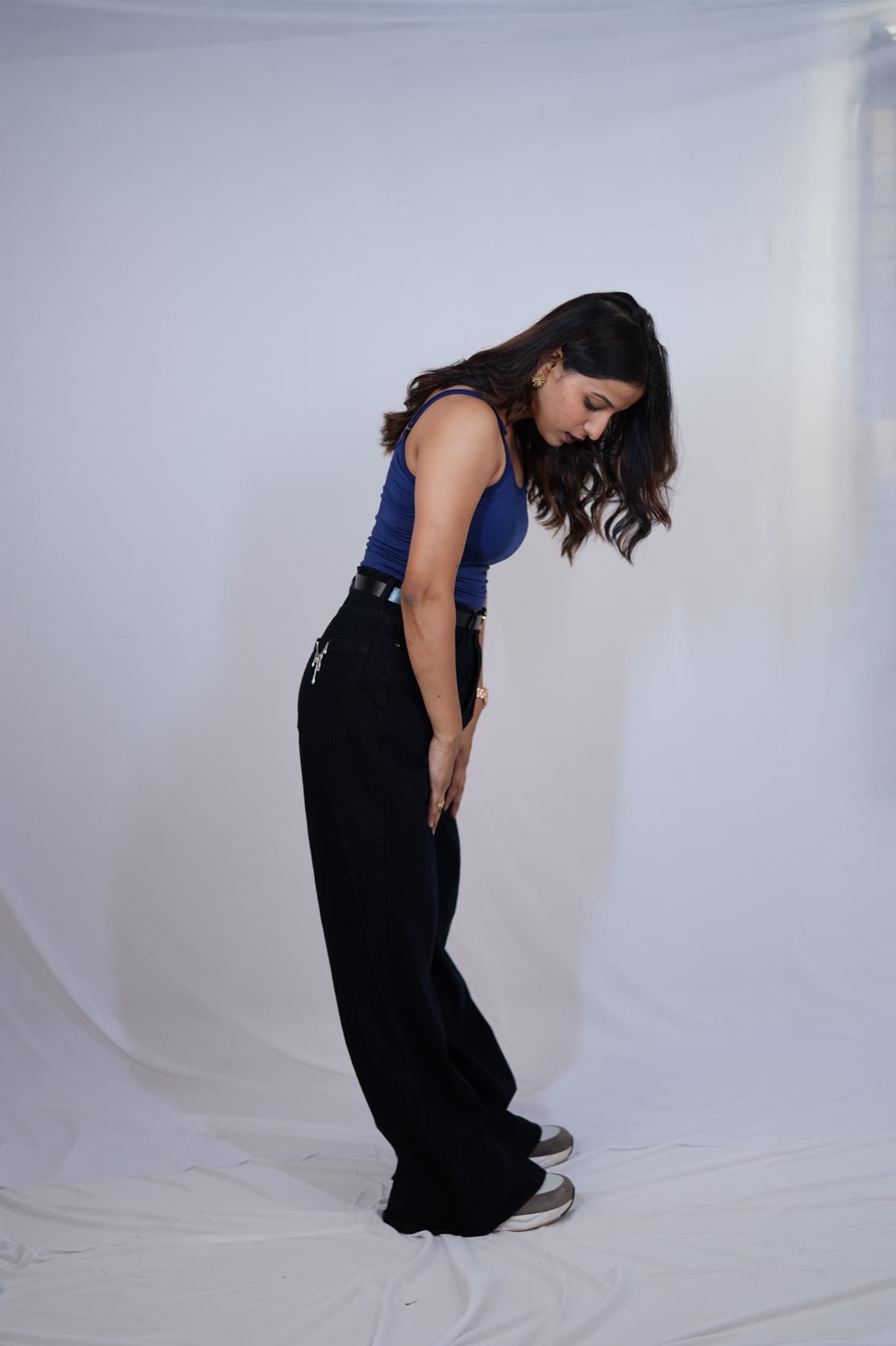 Navy ribbed tank, motion