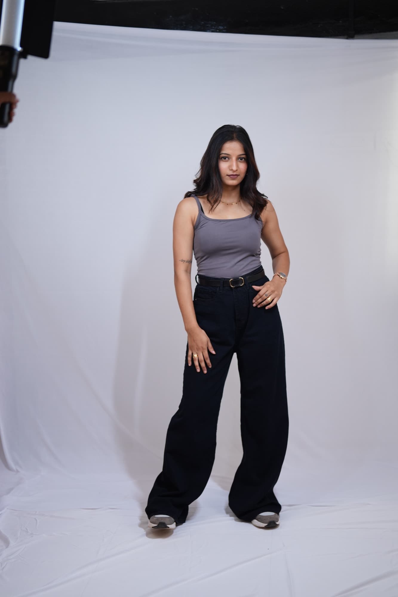 Grey ribbed tank, side